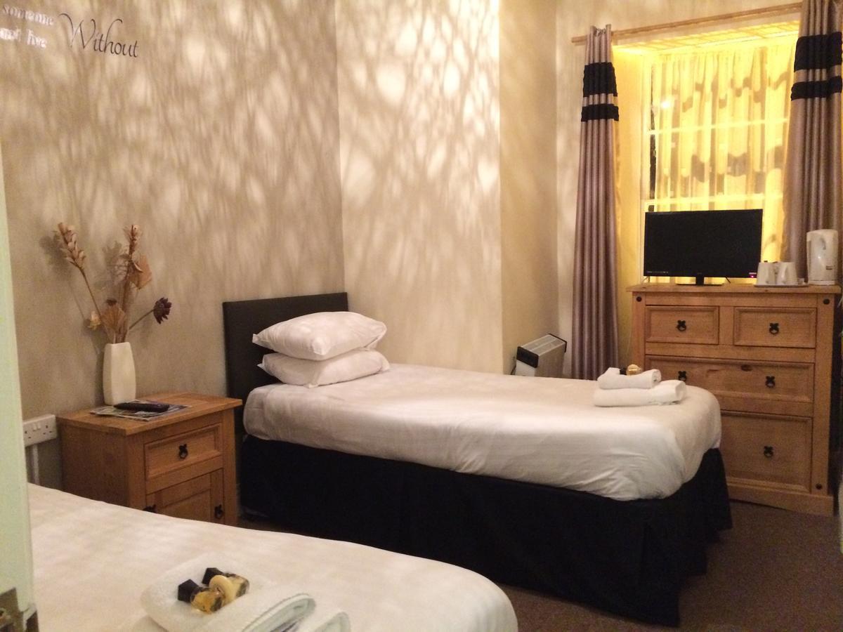 Twin Room with Shower